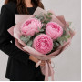 3 розовых пионов в крафте фото 2
